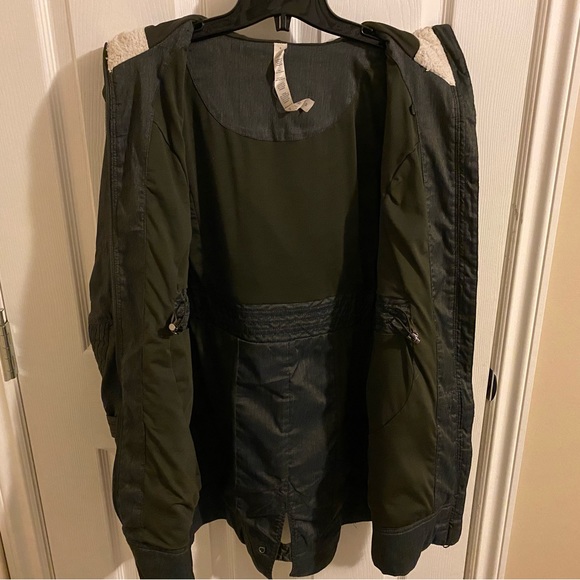 Lululemon “Apres Run Anorak” Deep Camo Herringbone Size 4 - Picture 5 of 9